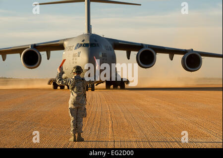 Senior Airman Douglas Prewitt Marschälle eine c-17 Globemaster III Geronimo Landezone 16. Januar 2014, während ein Feld Übung im Joint Readiness Training Center Fort Polk, Louisiana Soldat innen JRTC 14-03 Praxis bekämpfen Patientenversorgung und aeromedical Evakuierungen in einer simulierten Umgebung bekämpfen. Prewitt erhält der 621st Kontingenz Antwort Flügel am Joint Base McGuire-Dix-Lakehurst, N.J.  Techn. Sgt. Matthew Smith Stockfoto