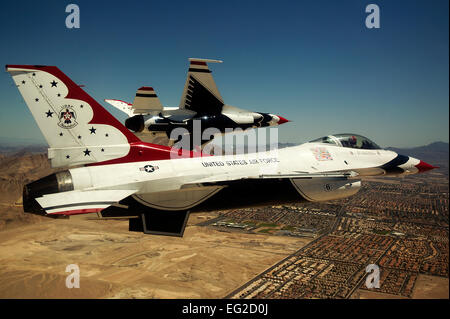 Major Blaine Jones, Thunderbird 5 und Lead Solo-Pilot, Stellplätze um zu landen, wie Major Jason Curtis, Thunderbird 6 und gegnerischen Solo-Pilot, Freiraum für seine Tonhöhe landen erwartet 30. Juni 2014, nach der Rückkehr von einer Praxis Demonstration Sortie an Nellis Air Force Base, Nevada Die Thunderbirds, roten, weißen und blauen f-16 Fighting Falcons, fliegen sind die Air Force Präzision fliegende Demonstration Team.  Staff Sgt Larry E. Reid Jr. Stockfoto