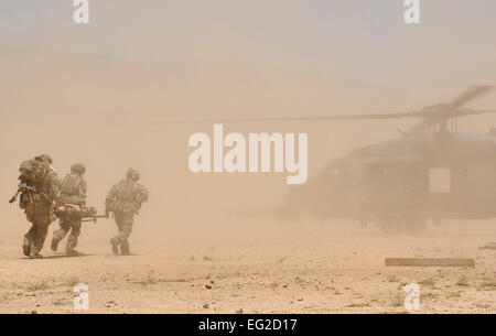 Pararescuemen zugewiesen 306. Rescue Squadron schnell nehmen ein Patienten auf einen Wurf auf einen wartet auf HH - 60G Pave Hawk-Hubschrauber 305th Rescue Squadron zugewiesen, während ein mass Casualty Training Evolution 6. Juni 2014, an Davis-Monthan Air Force Base, Arizona Mass Casualty Bohrer fand während der 943rd Rettung Gruppe Juni Einheit Trainingswochenende Montage.  Master Sergeant Luke Johnson Stockfoto