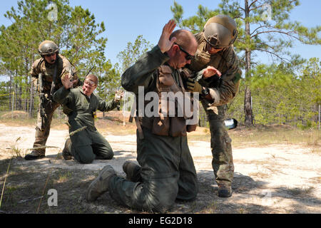 In einem Übungsszenario mit Pararescuemen authentifizieren der Pilot und Co-Pilot von einem abgestürzten US Air Force c-130 Hercules Flugzeug während der mass Casualty Phase des Patriot-Saint Fort Polk, Louisiana, 17. Mai 2012 trainieren. Das Ziel der Übung war Pararescuemen erfolgreich bekämpfen Suche ausführen und Rettungsaktionen in Echtzeit während taktisch lösen unterwegs Kraftstoff, Kommunikation und opposing Force Hürden herauszufordern. Die Pararescuemen sind aus dem 920th Rettung Flügel Patrick Air Force Base, Florida  Master Sergeant Jeff Walston Stockfoto