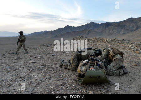 Mitglieder von der 83. Expeditionary Rescue Squadron Schutzengel kümmern sich um eine simulierte Unfall während einer Trainingsmission 12. März 2013, außerhalb Bagram Airfield, Afghanistan. 83. ERQS Guardian Angel ist eine kleine taktische Einheit, die Züge und führt seine Mission in Personal Erholung in Ost-Afghanistan. Senior Airman Chris Willis Stockfoto