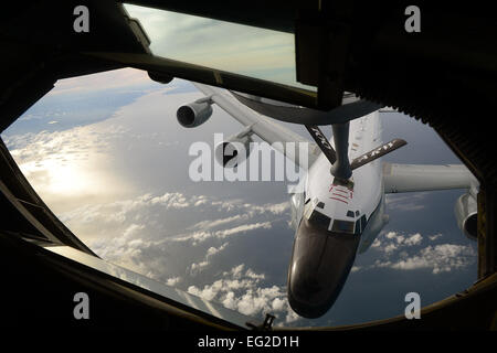 Eine Boeing KC-135 Stratotanker tankt einen Royal Air Force RC-135V/W Rivet Joint 26. Juni 2014, vor der Küste Englands. Dies war das erste Mal ein Tanker, die Zugehörigkeit zu den 100. Air Refueling Wing eine RAF RC-135 aufgetankt. Die KC-135 basiert auf RAF Mildenhall, England.  Airman 1st Class Jonathan Light Stockfoto