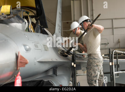 Techn. Sgts. Hunter Pettit und Shiloh Blanco entfernen und installieren ein M61A1 20mm Kanone auf eine f-16, das Feuern Magnetventil für die künftige Ausbildung der Bewaffnung Studenten 18. September 2014, Sheppard Air Force Base, Texas zu erwerben. Pettit und Blanco sind Trainer mit 363rd Training Squadron.  Danny Webb Stockfoto