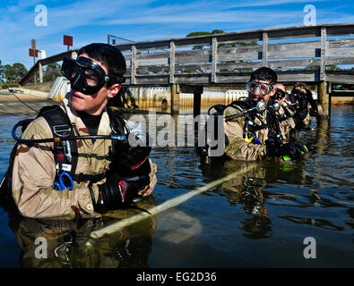 Flieger aus der spezielle Taktik Training Squadron warten weitere Anweisungen vor Beginn einen Sweep der Soundside Marina als Teil einer kombinierten Freiwilligendienst und Kampftraining Tauchen in Hurlburt Field, Florida, 4. November 2012. Die Flieger Taube an der Unterseite der Marina und unter den Docks auf der Suche nach Müll und Elemente, die das Wasser verschmutzen könnte.  Flieger 1. Klasse Christopher Williams Stockfoto