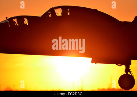 U-2 Piloten darauf vorbereiten, eine TU-2 s landen bei Sonnenuntergang 22. Januar 2014, Beale Air Force Base, Kalifornien TU-2 s sind Schulflugzeug verwendet, um gute Kenntnisse zu gewinnen, bevor Piloten für operative Aufgaben bereitstellen.  Flieger 1. Klasse Bobby Cummings Stockfoto