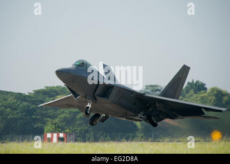 Eine f-22 Raptor zieht für eine Übung Sortie 10. Juni 2014, zur Unterstützung bewältigen Taufan 14 bei Royal Malaysian Air Force h. Butterworth, Malaysia. Cope Taufan ist eine alle zwei Jahre große Kraft Beschäftigung Übung statt 9 Juni bis 20. Dies ist die f-22 des ersten Einsatz nach Südostasien. Die f-22 ist der 154. Flügel, gemeinsame Hickam-Basis Pearl Harbor, Hawaii.  Techn. Sgt Jason Robertson Stockfoto