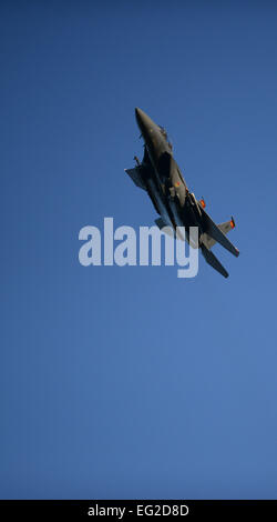 Eine F-15E Strike Eagle vergeht nach ein simulierter Luftangriff während Gunfighter Flag Übung 11. März 2014, am Saylor Creek Bombardierung Bereich in der Nähe von Mountain Home Air Force Base, Idaho. Die Bekämpfung Übung Gunfighter Flagge wurde entwickelt, um mehrere gemeinsame Vorbereitung und Koalition gemeinsame Terminal Angriff Controller Teams für zukünftige Bereitstellungen sowie Schulungen Kenntnisse für Flugzeugbesatzungen.  Airman 1st Class Malissa Lott Stockfoto