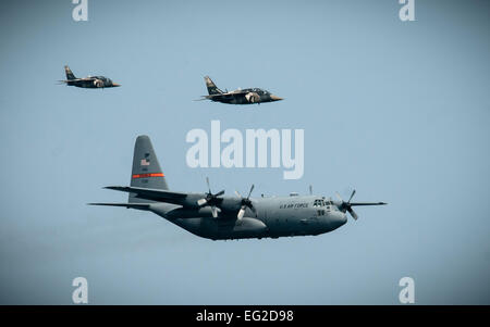 Ein c-130 Hercules aus der 182. Airlift Wing, Peoria, Illinois, ist während der Operation Northern Strike 2014 in der Nähe von Rogers City, Michigan, am 7. August 2014 von kanadischen Alpha Jets begleitet wird. Operation Northern Strike 2014 ist eine gemeinsame multinationale kombinierte Waffen training Übung in Michigan durchgeführt.  Master Sergeant Scott Thompson Stockfoto