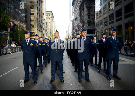 Flieger aus Joint Base McGuire-Dix-Lakehurst, New Jersey, marschierten in einer Veterans Day Parade 11. November 2014, in New York City, N.Y. Die Parade, seit 1929 in New York organisiert hat mehr als 25.000 Teilnehmer und dauert ca. fünf Stunden.  Techn. Sgt. Carl Clegg Stockfoto