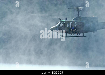 Ein UH-1N Iroquois schwebt 10 Fuß über dem Wasser auf der Suche nach einer möglichen Landezone im Wasser Betrieb Ausbildung 17. Oktober 2014, am Long Lake, Washington Während der Ausbildung rezertifiziert Piloten und Flugpersonal Ingenieure aus der 36. Rettungsflug Fairchild Air Force Base, Washington, auf Rettung Betrieb Wasserprozeduren. 36. RQF unterstützt die US Air Force Survival School Ausbildung durch praktische Hubschraubereinsätze für mehr als 3.000 Studierende pro Jahr.  Staff Sgt Alexandre Montes Stockfoto