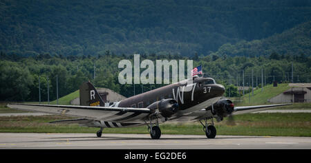 Eine Douglas C-47 Skytrain Truppe Trägerflugzeug, bezeichnet Whisky 7, landet auf der Ramstein Air Base, 26. Mai 2014. Whisky 7 war Blei Träger der 37. Truppentransporter Geschwader, das Fallenlassen der 82. US-Luftlandedivision in der Nähe von St. Mere Eglise, Frankreich während der d-Day, 6. Juni 1944 teilnahmen. Das historische Flugzeug landete in Ramstein vor der Überschrift in die Normandie zu Gedenken Veranstaltungen zum 70. Jahrestag d-Day teilnehmen. Airman 1st Class Jordan Castelan Stockfoto