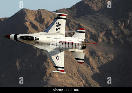 Major Blaine Jones führt Max Turn während der Praxis-Show in der Vorbereitung für Aviation Nation auf der Nellis Air Force Base in Nevada, 9. November 2012. Jones ist Thunderbird 6 gegen Solo-Pilot.  Staff Sgt Larry E. Reid Jr. Stockfoto