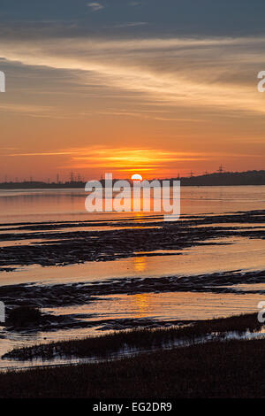 Untergehende Sonne über Skyline mit Pylonen, Beachley Punkt, Fluss Severn, Gloucestershire, England, UK Stockfoto