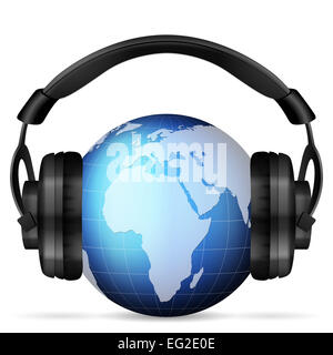 Weltkugel mit Kopfhörer auf weißem Hintergrund. Stockfoto