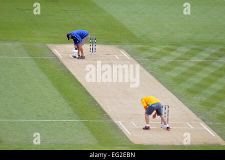 Christchurch, Neuseeland. 14. Februar 2015. Christchurch, New Zealand - 14. Februar 2015 - zwei Platzwarte Vorbereitung der Tonhöhe während der ICC Cricket World Cup Match zwischen Sri Lanka und Neuseeland bei Hagley Oval am 14. Februar 2015 in Christchurch, Neuseeland. © Dpa/Alamy Live-Nachrichten Stockfoto