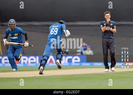 Christchurch, Neuseeland. 14. Februar 2015. Christchurch, New Zealand - 14. Februar 2015 - Kumar Sangakkara und Angelo Mathews sowohl von Sri Lanka und Trent Boult von Neuseeland (L-R) während der ICC Cricket World Cup Match zwischen Sri Lanka und Neuseeland bei Hagley Oval am 14. Februar 2015 in Christchurch, Neuseeland. © Dpa/Alamy Live-Nachrichten Stockfoto