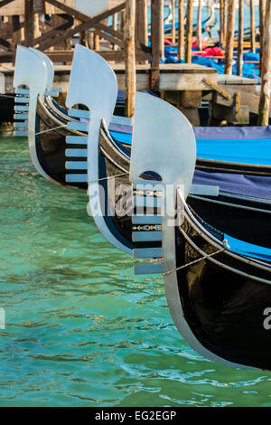 Bögen der Gondeln, Venedig, Veneto, Italien Stockfoto