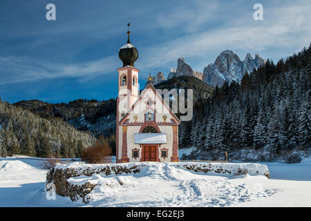 Landschaftlich reizvolle Winter Blick über St. Johann in Ranui Bergkirche mit Puez-Geisler Dolomiten hinter Villnoss oder Val di Funes, Alto Ad Stockfoto