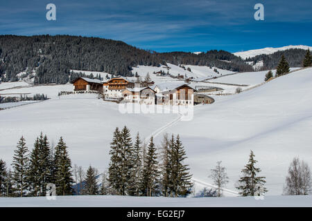 Landschaftlich reizvolle Winter Blick eines Bergdorfes in Villnoss oder Val di Funes, Alto Adige - Südtirol, Italien Stockfoto