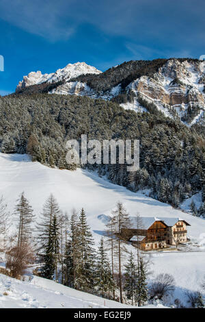 Malerische Winterlandschaft in Villnoss oder Val di Funes, Alto Adige - Südtirol, Italien Stockfoto