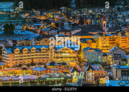 Winter-Blick in der Abenddämmerung von St. Ulrich und St. Ulrich, Val Gardena, Alto Adige - Südtirol, Italien Stockfoto