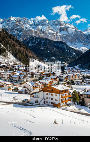 Winter-Blick auf Selva di Val Gardena mit Sella-massiv im Hintergrund, Dolomiten, Alto Adige - Südtirol, Italien Stockfoto