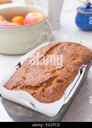 Ofenfrische, hausgemachte, Kuchen Orange und Apricot direkt nach Entnahme aus dem Ofen. Stockfoto