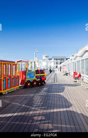 Der Land-Zug, der Besucher entlang der neuen Grand Pier bei Weston-super-Mare, North Somerset, England, UK Stockfoto