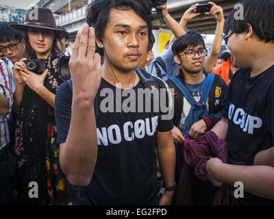 14. Februar 2015 - holt Bangkok, Bangkok, Thailand - eine Anti-Putsch Demonstrant drei Finger Salute aus '' Hunger Games'' Filme während einer Anti-Putsch-Protest in Bangkok. Salute wird von Demonstranten verwendet, um Widerstand gegen die Militärregierung zu zeigen. Zeigt den Gruß ist Grund für die Verhaftung unter Kriegsrecht Thailands. Dutzende von Menschen versammelten sich vor der Bangkok Kunst- und Kulturzentrum in Bangkok Samstag um die hand aus roten Rosen und Kopien von Orwells "1984." Demonstranten sagte sie nicht unterstützen Red Shirts oder gelben Hemden, sondern wollte eine Rückkehr der Demokratie in Thailand. Die Stockfoto