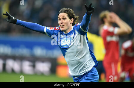 Hoffenheim Sebastian Rudy feiert sein Tor 2: 1 in der deutschen Bundesliga Fußballspiel zwischen 1899 Hoffenheim und VfB Stuttgart in der Rhein-Neckar-Arena in Sinsheim, Deutschland, 14. Februar 2015. Foto: UWE ANSPACH/Dpa (EMBARGO Bedingungen - Achtung - aufgrund der Akkreditierungsrichtlinien der DFL nur erlaubt die Veröffentlichung und Nutzung von bis zu 15 Bilder pro im Internet und in Online-Medien während des Spiels übereinstimmen) Stockfoto