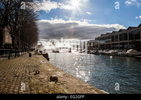 Bristol, UK. 14. Februar 2015. Eine Kunstinstallation namens "Nebel Bridge" läuft am Bristols Pero Fußgängerbrücke als Teil der Stadt 2015 European Green Capital Veranstaltungen.  Der Künstler, Fujiko Nakaya ist bekannt für die Verwendung von Nebel als skulpturale Medium.  Die Wolken der Nebel entstehen durch Wasser mit hohem Druck durch viele mikrofeinen Düsen gepumpt. 14. Februar 2015. Bristol UK. Bildnachweis: Redorbital Fotografie/Alamy Live-Nachrichten Stockfoto