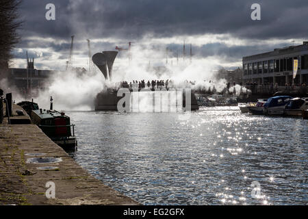 Bristol, UK. 14. Februar 2015. Eine Kunstinstallation namens "Nebel Bridge" läuft am Bristols Pero Fußgängerbrücke als Teil der Stadt 2015 European Green Capital Veranstaltungen.  Der Künstler, Fujiko Nakaya ist bekannt für die Verwendung von Nebel als skulpturale Medium.  Die Wolken der Nebel entstehen durch Wasser mit hohem Druck durch viele mikrofeinen Düsen gepumpt. 14. Februar 2015. Bristol UK. Bildnachweis: Redorbital Fotografie/Alamy Live-Nachrichten Stockfoto