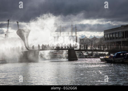 Bristol, UK. 14. Februar 2015. Eine Kunstinstallation namens "Nebel Bridge" läuft am Bristols Pero Fußgängerbrücke als Teil der Stadt 2015 European Green Capital Veranstaltungen.  Der Künstler, Fujiko Nakaya ist bekannt für die Verwendung von Nebel als skulpturale Medium.  Die Wolken der Nebel entstehen durch Wasser mit hohem Druck durch viele mikrofeinen Düsen gepumpt. 14. Februar 2015. Bristol UK. Bildnachweis: Redorbital Fotografie/Alamy Live-Nachrichten Stockfoto