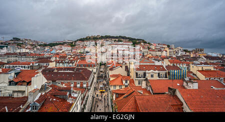 Portugal, Lissabon. Vom oberen Rand der berühmten Santa Justa Aufzug öffnet sich das Panorama der gesamten Baixa Stockfoto