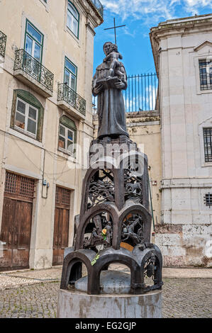 Lissabon, Portugal. Skulptur vor Santo Antonio Church, hellen Frühlingstag, eine schöne gelbe Rose auf einem Podest. Stockfoto