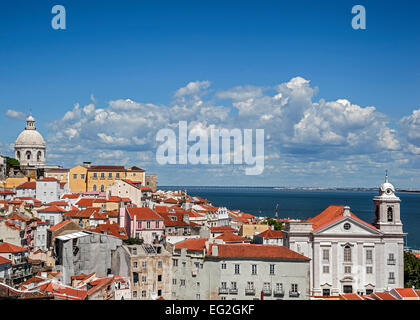 Portugal, Lissabon. Die Aussichtsplattform Portas do Sol - ein Blick auf die alten Stadtteil Alfama mit ihren verwinkelten Gassen Stockfoto