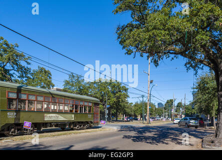 St. Charles Streetcar auf St. Charles Avenue im Garden District, New Orleans, Louisiana, USA Stockfoto