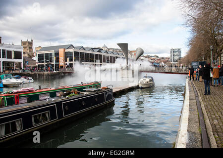 Bristol, UK. 14. Februar 2015. Eine Kunstinstallation namens "Nebel Bridge" läuft am Bristols Pero Fußgängerbrücke als Teil der Stadt 2015 European Green Capital Veranstaltungen.  Der Künstler, Fujiko Nakaya ist bekannt für die Verwendung von Nebel als skulpturale Medium.  Die Wolken der Nebel entstehen durch Wasser mit hohem Druck durch viele mikrofeinen Düsen gepumpt. 14. Februar 2015. Bristol UK. Bildnachweis: Redorbital Fotografie/Alamy Live-Nachrichten Stockfoto