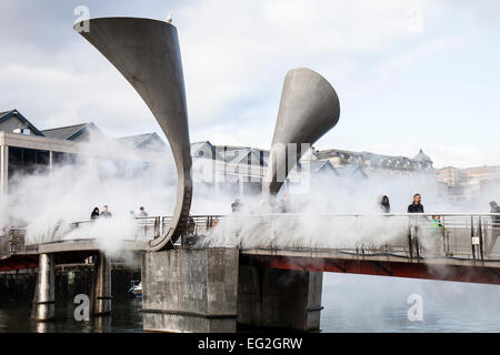 Bristol, UK. 14. Februar 2015. Eine Kunstinstallation namens "Nebel Bridge" läuft am Bristols Pero Fußgängerbrücke als Teil der Stadt 2015 European Green Capital Veranstaltungen.  Der Künstler, Fujiko Nakaya ist bekannt für die Verwendung von Nebel als skulpturale Medium.  Die Wolken der Nebel entstehen durch Wasser mit hohem Druck durch viele mikrofeinen Düsen gepumpt. 14. Februar 2015. Bristol UK. Bildnachweis: Redorbital Fotografie/Alamy Live-Nachrichten Stockfoto