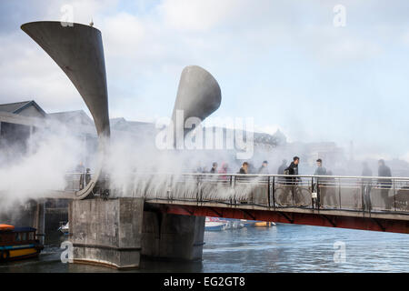 Bristol, UK. 14. Februar 2015. Eine Kunstinstallation namens "Nebel Bridge" läuft am Bristols Pero Fußgängerbrücke als Teil der Stadt 2015 European Green Capital Veranstaltungen.  Der Künstler, Fujiko Nakaya ist bekannt für die Verwendung von Nebel als skulpturale Medium.  Die Wolken der Nebel entstehen durch Wasser mit hohem Druck durch viele mikrofeinen Düsen gepumpt. 14. Februar 2015. Bristol UK. Bildnachweis: Redorbital Fotografie/Alamy Live-Nachrichten Stockfoto