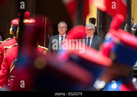 Lima, Peru. 14. Februar 2015. Bundesminister für Foreign Affairs Frank-Walter Steinmeier (R) wird von der peruanischen Minister für auswärtige Angelegenheiten Gonzalo Gutierrez Reinel mit militärischen Ehren vor dem Außenministerium in Lima, Peru, 14. Februar 2015 empfangen. Außenminister Steinmeier wird auf seine 5-Tage-Reise durch Südamerika von einer Wirtschaftsdelegation begleitet. Foto: BERND VON JUTRCZENKA/Dpa/Alamy Live-Nachrichten Stockfoto