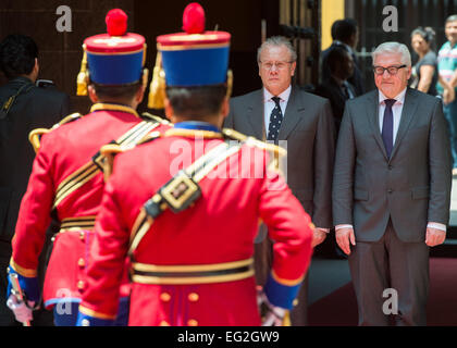 Lima, Peru. 14. Februar 2015. Bundesminister für Foreign Affairs Frank-Walter Steinmeier (R) wird von der peruanischen Minister für auswärtige Angelegenheiten Gonzalo Gutierrez Reinel mit militärischen Ehren vor dem Außenministerium in Lima, Peru, 14. Februar 2015 empfangen. Außenminister Steinmeier wird auf seine 5-Tage-Reise durch Südamerika von einer Wirtschaftsdelegation begleitet. Foto: BERND VON JUTRCZENKA/Dpa/Alamy Live-Nachrichten Stockfoto