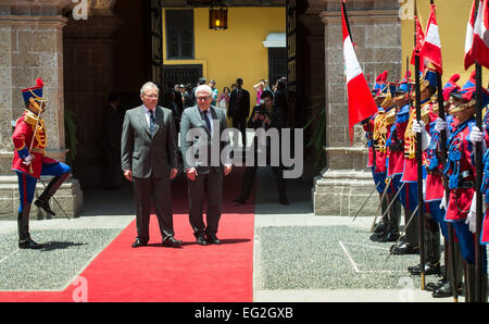 Lima, Peru. 14. Februar 2015. Bundesminister für Foreign Affairs Frank-Walter Steinmeier (R) wird von der peruanischen Minister für auswärtige Angelegenheiten Gonzalo Gutierrez Reinel mit militärischen Ehren vor dem Außenministerium in Lima, Peru, 14. Februar 2015 empfangen. Außenminister Steinmeier wird auf seine 5-Tage-Reise durch Südamerika von einer Wirtschaftsdelegation begleitet. Foto: BERND VON JUTRCZENKA/Dpa/Alamy Live-Nachrichten Stockfoto