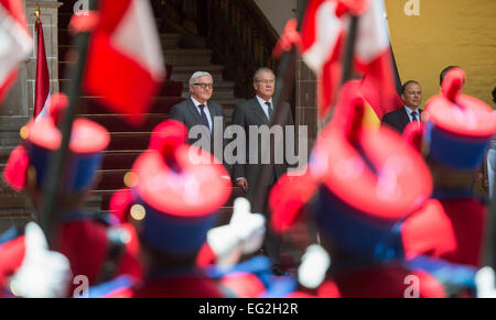 Lima, Peru. 14. Februar 2015. Bundesminister von Außenminister Frank-Walter Steinmeier (L) wird von der peruanischen Minister für auswärtige Angelegenheiten Gonzalo Gutierrez Reinel mit militärischen Ehren vor dem Außenministerium in Lima, Peru, 14. Februar 2015 empfangen. Außenminister Steinmeier wird auf seine 5-Tage-Reise durch Südamerika von einer Wirtschaftsdelegation begleitet. Foto: BERND VON JUTRCZENKA/Dpa/Alamy Live-Nachrichten Stockfoto