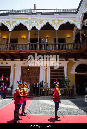 Lima, Peru. 14. Februar 2015. Bundesminister für auswärtige Angelegenheiten Frank-Walter Steinmeier (R, oben) wird von der peruanischen Minister für auswärtige Angelegenheiten Gonzalo Gutierrez Reinel mit militärischen Ehren vor dem Außenministerium in Lima, Peru, 14. Februar 2015 empfangen. Außenminister Steinmeier wird auf seine 5-Tage-Reise durch Südamerika von einer Wirtschaftsdelegation begleitet. Foto: BERND VON JUTRCZENKA/Dpa/Alamy Live-Nachrichten Stockfoto