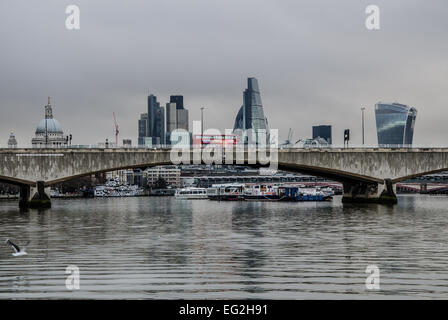 Waterloo Bridge Skyline von London. Viele von Londons berühmten Neuen und Alten, hohen Gebäuden auf einem düsteren Tag in Anlehnung an die wirtschaftliche Situation der vergangenen Jahre Stockfoto