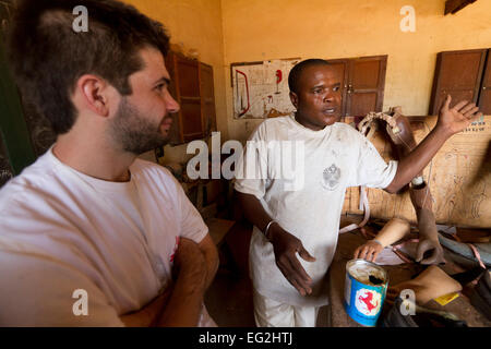 Fertigt Prothese in der Nähe von General Hospital von Bangui, Zentralafrikanische Republik, Afrika Stockfoto