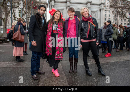 London, UK. 14. Februar 2015. 1 Milliarde steigen Veranstaltung Marmor Arch London.  Trommeln, tanzen und steigen!   Junaid Nadir [Essex Cricketer] Lynne Franks, Yvette Cooper MP und Stella Creasy MP-Veranstaltung am Marble Arch organisiert von PR Lynne Franks mit Gäste prominente UK PolitikerInnen Yvette Cooper und Stella Creasy. Kampagne ist jetzt im dritten Jahr.   Um zu markieren, ändern Protest und Effekt, dass eine von drei Frauen auf dem Planeten werden vergewaltigt oder geschlagen in ihrem Leben. Das ist eine Milliarde Frauen. Bildnachweis: roger Parkes/Alamy Live-Nachrichten Stockfoto