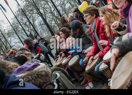 London, UK. 14. Februar 2015. 1 Milliarde steigen Veranstaltung Marmor Arch London.  Trommeln, tanzen und steigen!   Von PR Lynne Franks organisierte mit Gäste prominente UK PolitikerInnen Yvette Cooper und Stella Creasy Veranstaltung am Marble Arch. Kampagne ist jetzt im dritten Jahr.   Um zu markieren, ändern Protest und Effekt, dass eine von drei Frauen auf dem Planeten werden vergewaltigt oder geschlagen in ihrem Leben. Das ist eine Milliarde Frauen. Einer von zwanzig Kinder unter achtzehn Jahren sexuell, im Vereinigten Königreich missbraucht werden, neunzig Prozent von jemandem wissen sie. Bildnachweis: roger Parkes/Alamy Live-Nachrichten Stockfoto