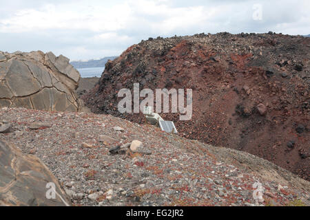 Nea Kameni Insel. 14. Februar 2015. in Santorini Griechenland ging Costas Papazachos Seismologen und Professor an der Aristoteles-Universität Thessaloniki und George Vougioukalakis, Dr. Volcanologist Geothermie Forscher, auf die Insel Nea Kameni, Überwachungsgeräte, die Gasmessungen wie Kohlendioxid und Schwefelwasserstoff und einige zu reparieren, dass Hapend wegen schlechten Wetters Schäden zu überprüfen. Bildnachweis: Konstantina Sidiropoulou/Alamy Live-Nachrichten Stockfoto